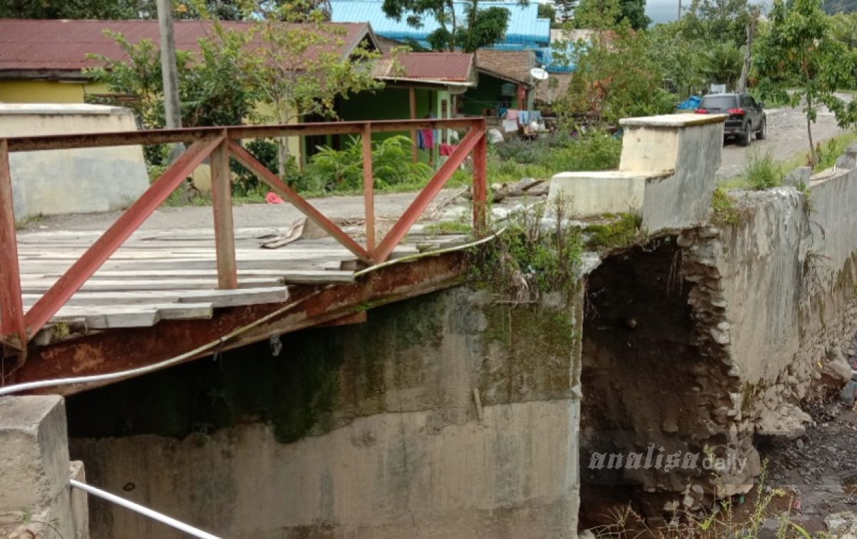 Diterjang Lahar Dingin, Jembatan Kutambaru Terancam Roboh