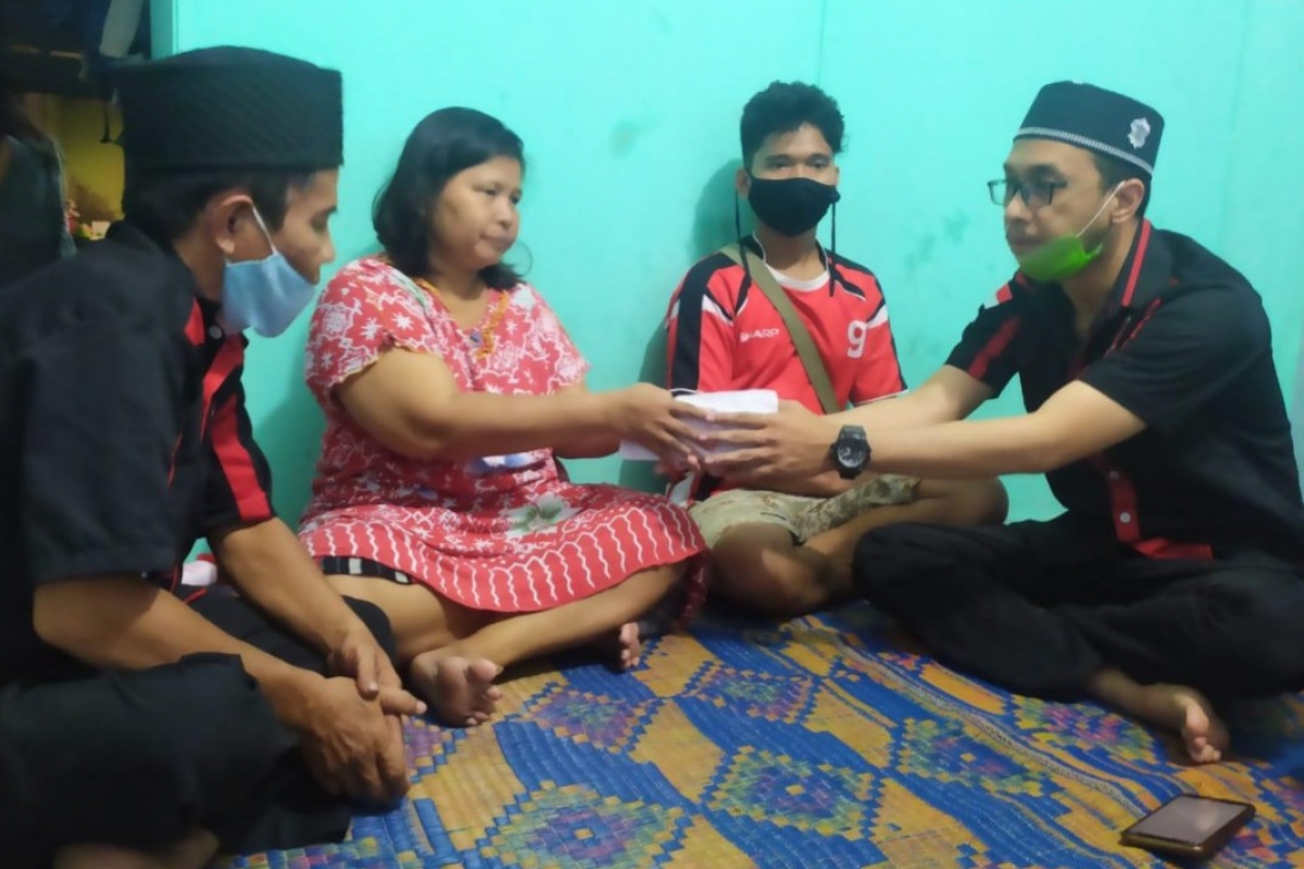 AMS XII Beri Bantuan Kepada Korban Begal Sadis - Medan - AnalisaDaily.com