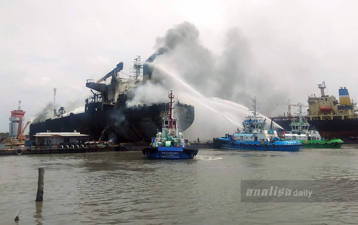 Tim Gabungan Masih Berupaya Memadamkan Api di Kapal Tanker