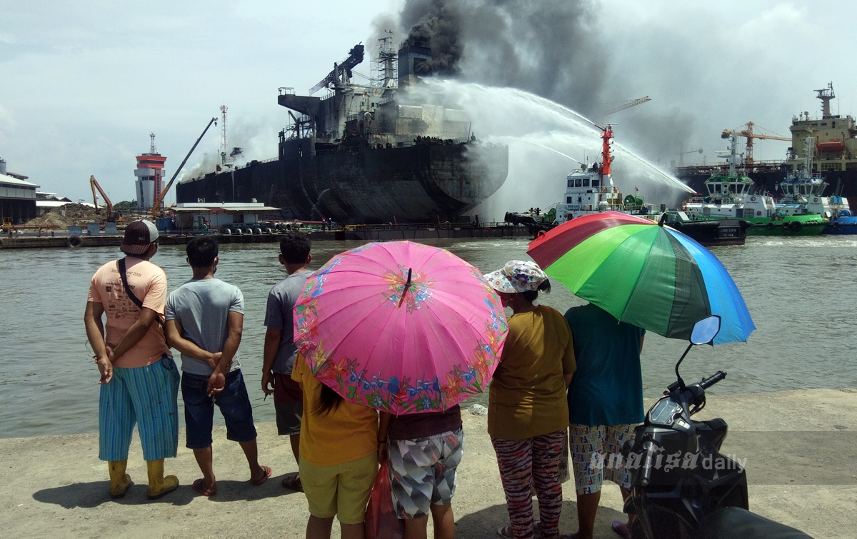 Pemadaman Kebakaran Kapal Tanker Jadi Tontonan Warga