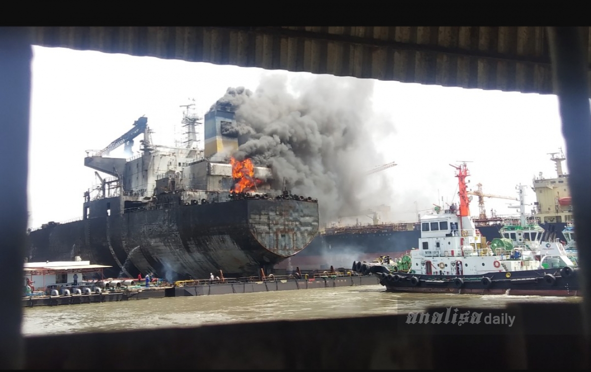 Satu Orang Ditemukan Tewas Dalam Kapal yang Terbakar