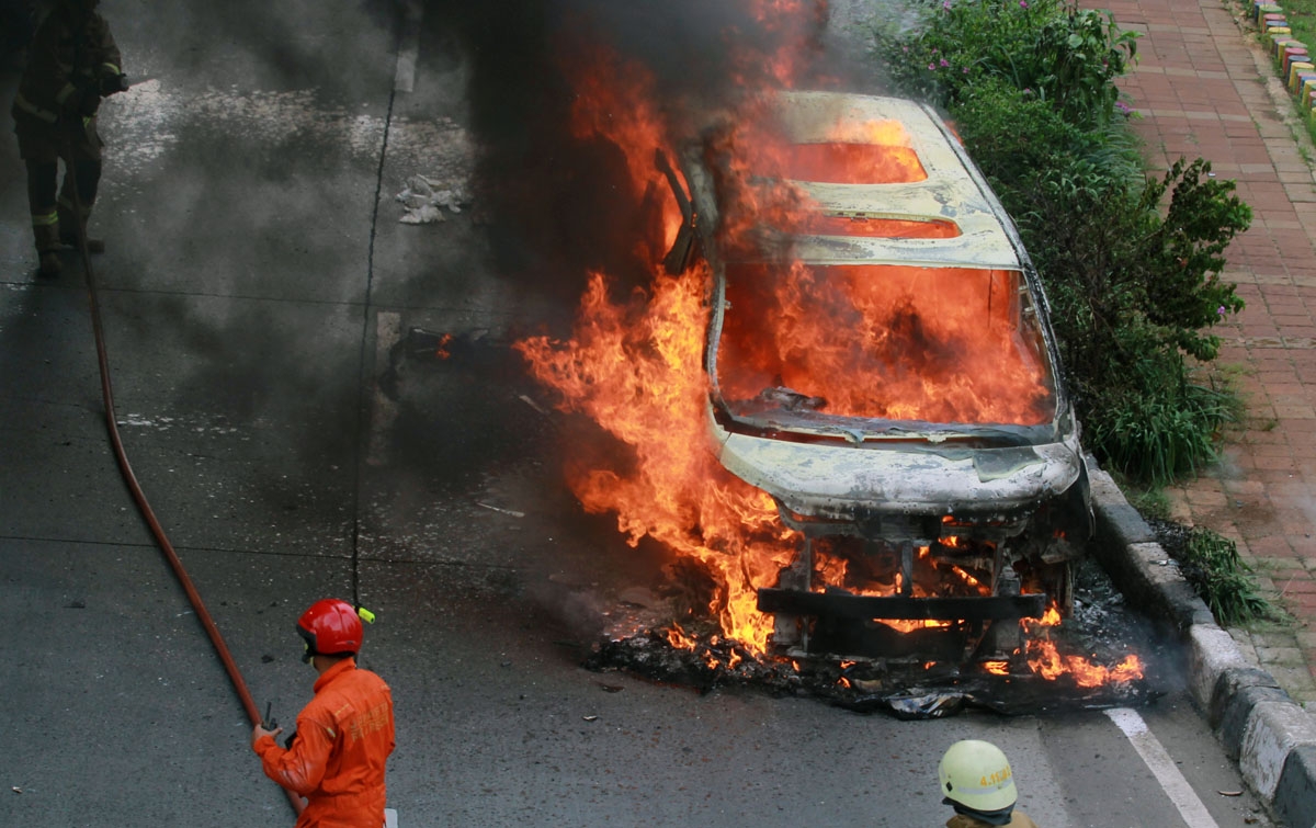 Foto: Mobil Mewah Terbakar