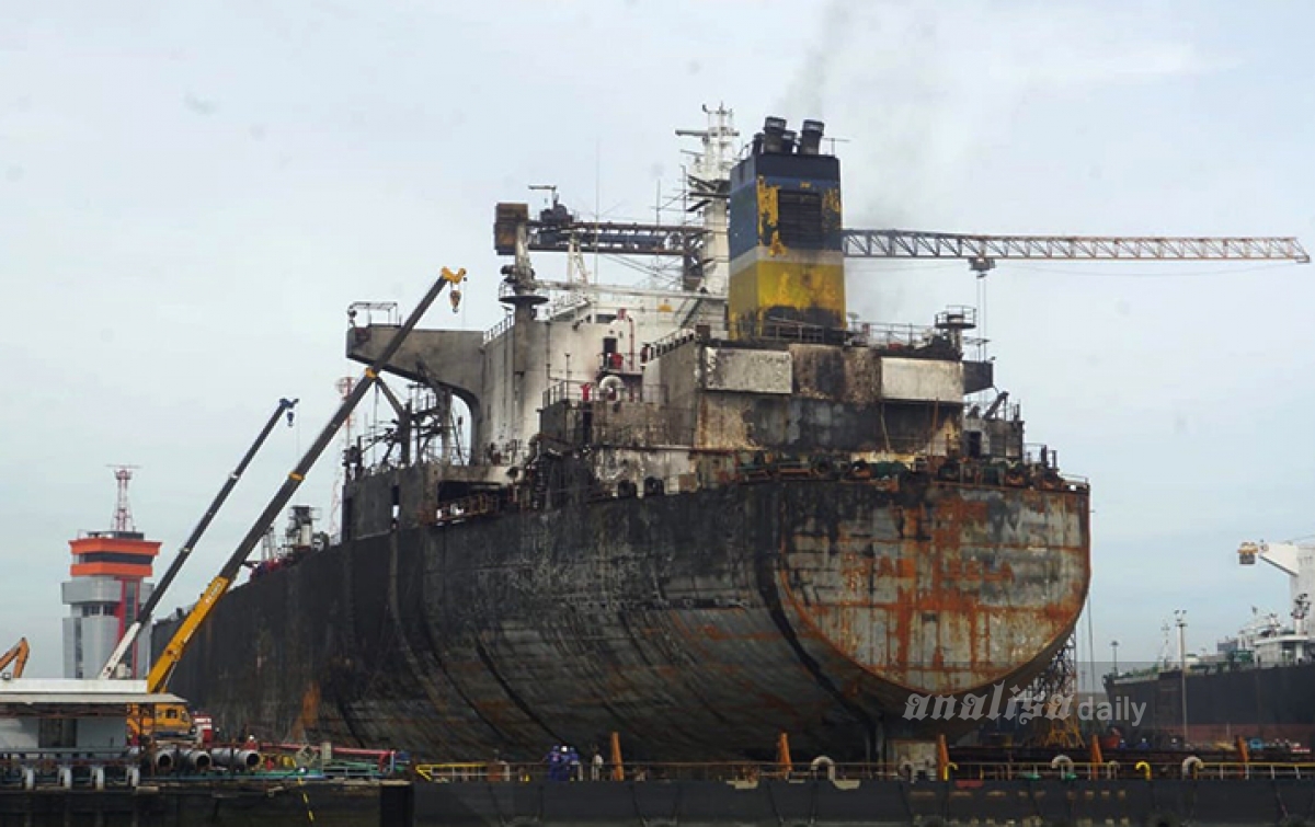 Petugas Lakukan Pendinginan Pasca Terbakarnya Kapal Tanker MT Jag Leela