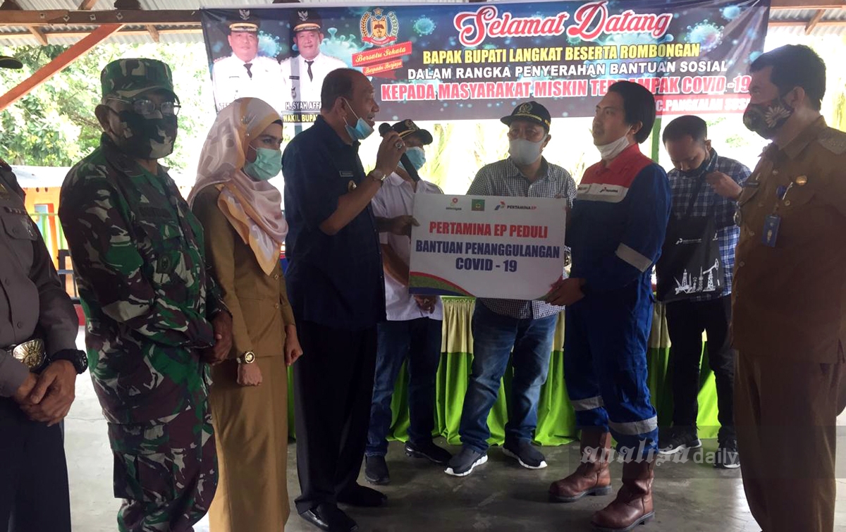 Pertamina EP Asset 1 Pangkalan Susu Serahkan Bantuan