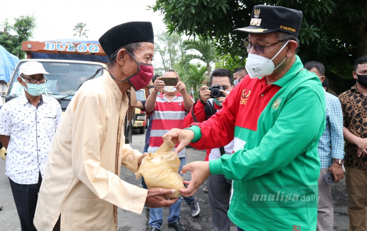 Akhyar Salurkan 300.000 Paket Bantuan Pemko Medan Tahap Dua