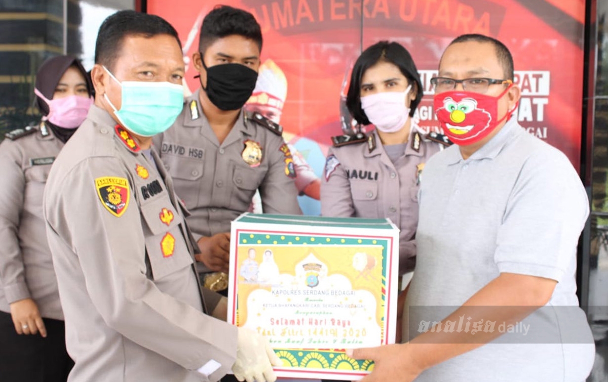 Kapolres Sergai Serahkan Bingkisan Lebaran Kepada Wartawan