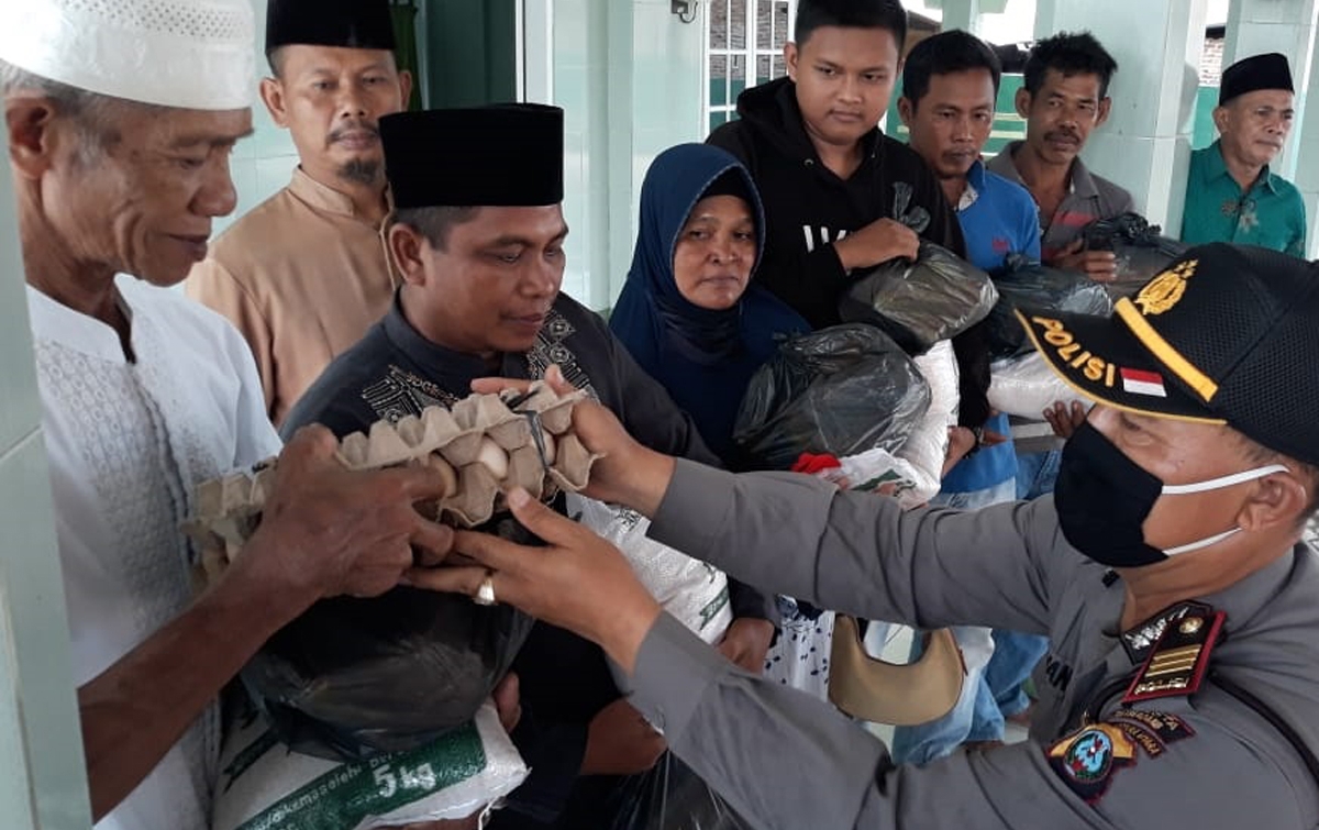 Polsek Tanjung Morawa Bagikan Sembako Kepada Penggali Kubur