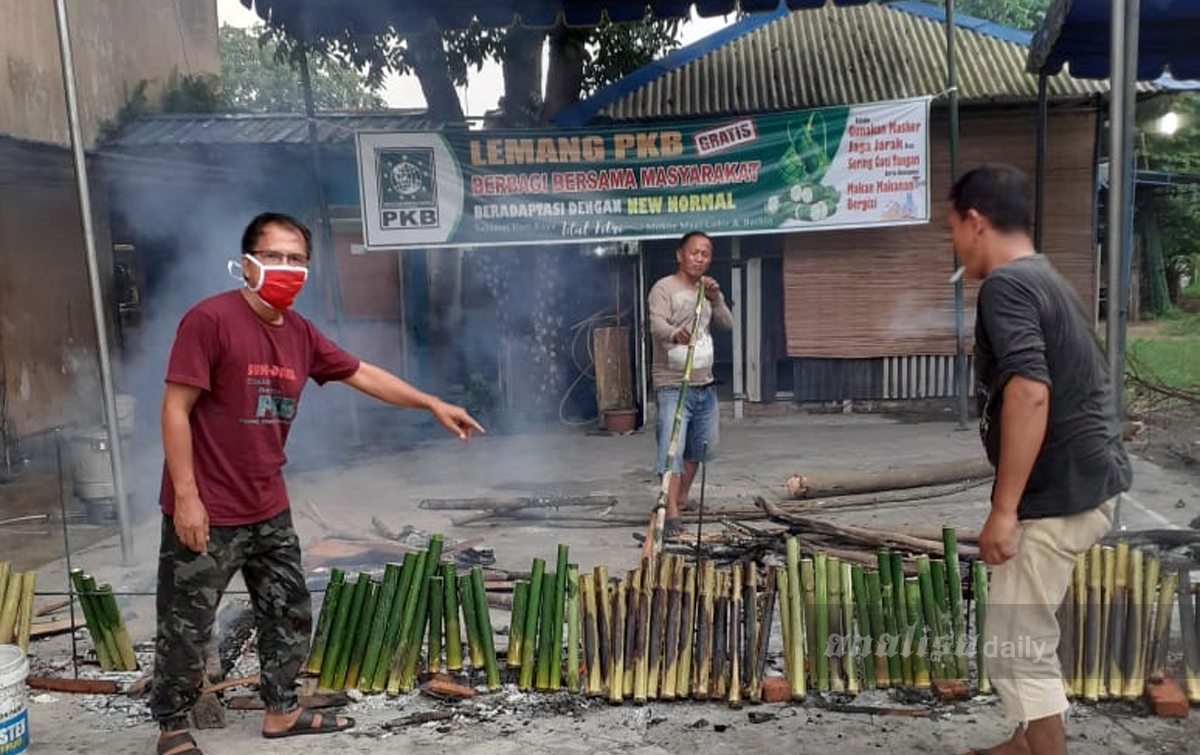 Sambut Hari Kemenangan, PKB Sumut Bagi Lemang Kepada Warga