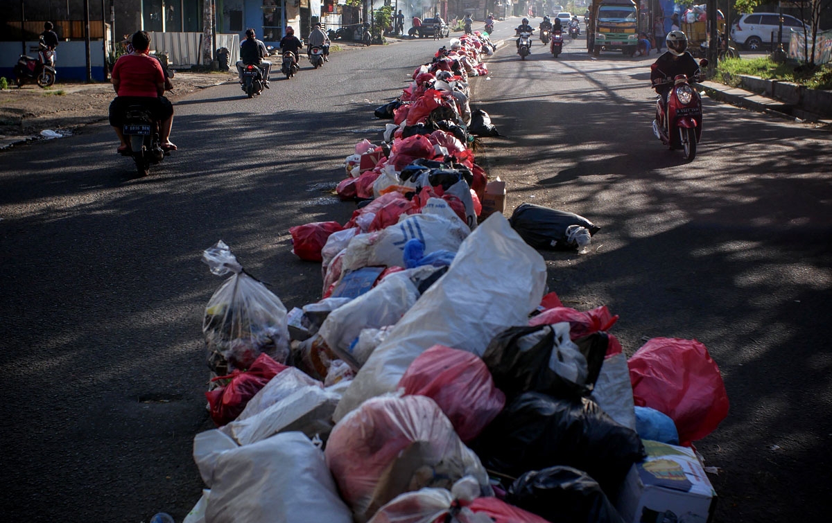 Foto: Libur Lebaran, Jalan Dipenuhi Sampah