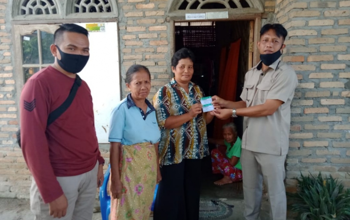 IWO Sergai Serahkan KIS Kepada Warga Miskin