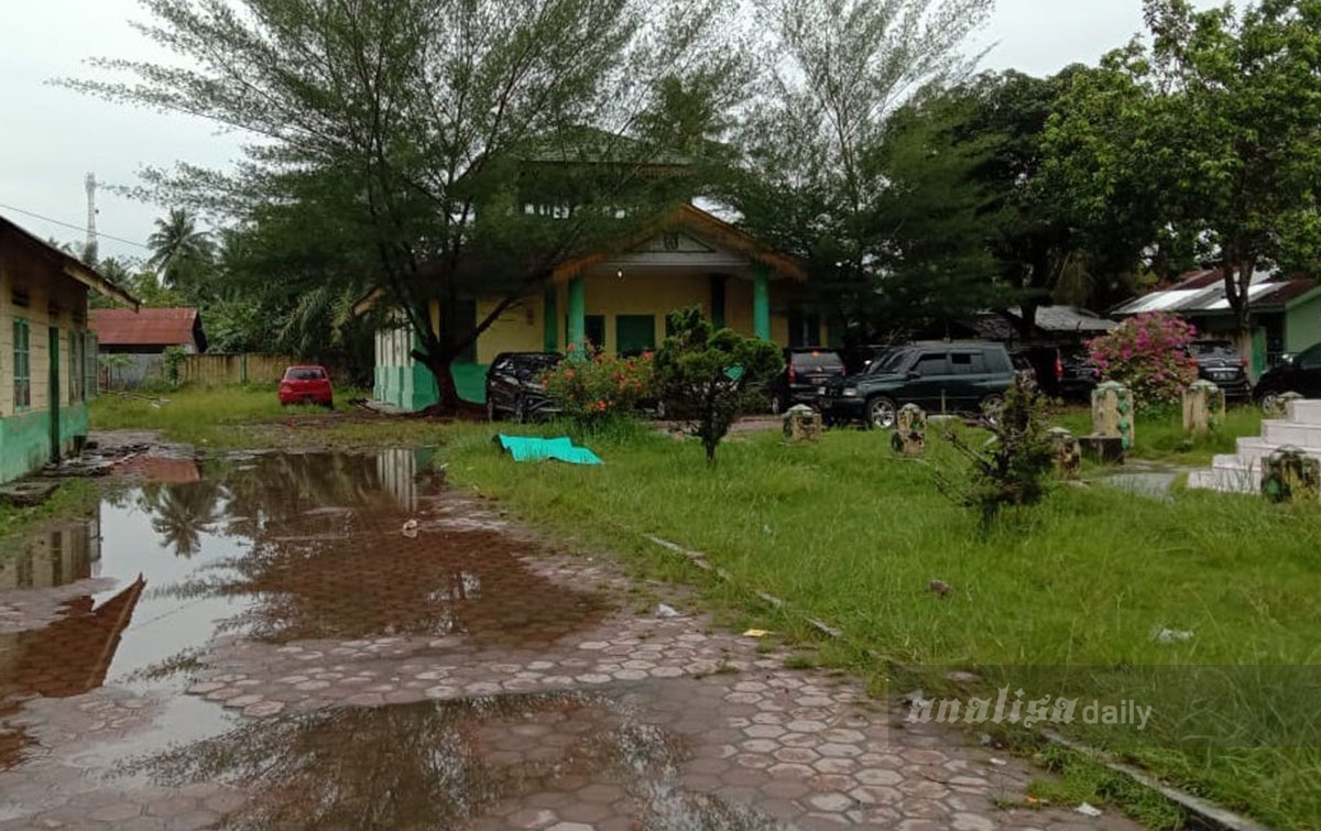 Rumput Liar Tumbuh di Pekarangan Rumah Dinas Camat Tanjung Beringin