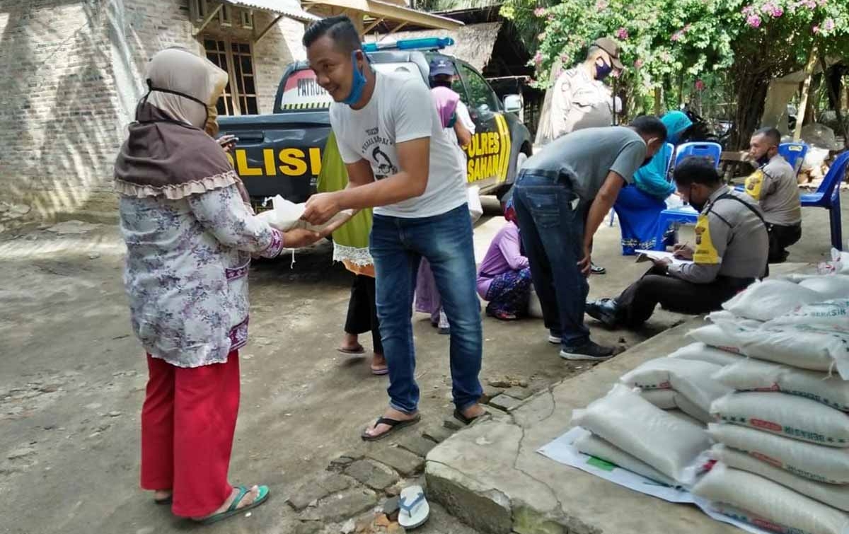 HMI Sumut dan Polres Asahan Bagikan Sembako ke Warga Desa Pulau Rakyat Tua