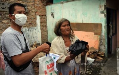 Pemuda Perumnas Mandala Bagikan Sembako