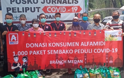 Alfamidi Bagikan Paket Sembako ke Masyarakat dan Jurnalis