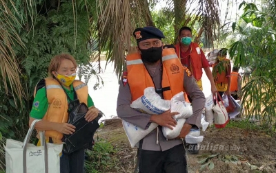 Aksi Brimob Polda Riau dan Lions Club Salurkan Sembako ke Warga DAS Siak