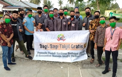 Remaja Firdaus Estate Bersama P2SB Berbagi Takjil dan Masker