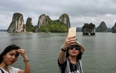 Warga Vietnam Ramai Berwisata ke Ha Long Bay