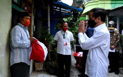 Foto: Presiden Tinjau Distribusi Sembako
