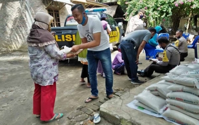 HMI Sumut dan Polres Asahan Bagikan Sembako ke Warga Desa Pulau Rakyat Tua