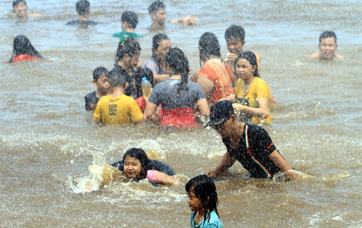 Foto: Mandi Peh Cun di Sungai Kapuas