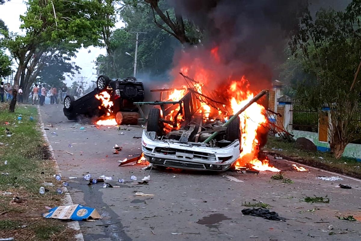 Warga dan Polisi Bentrok, Mobil Wakapolres Madina Dibakar
