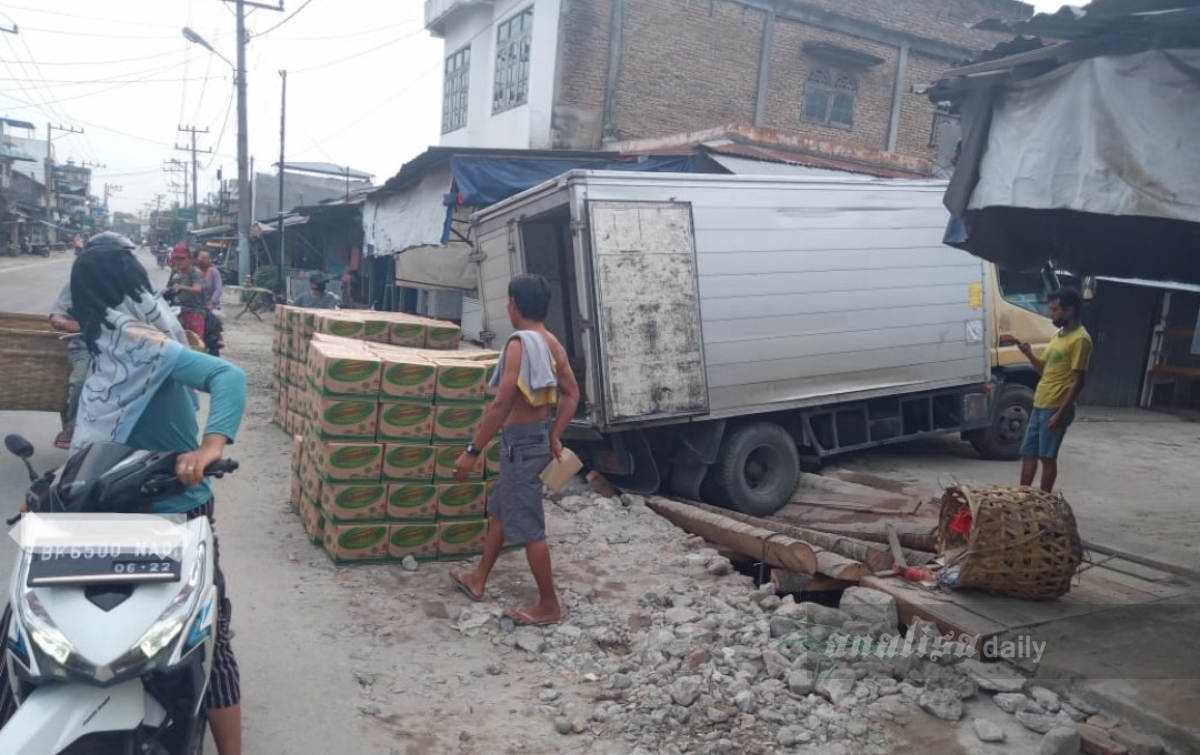 Jalan Masuk Pusat Pasar Tradisional Mulai Ambil Korban