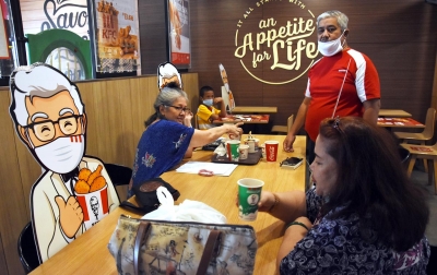 Foto: Penerapan Jarak Fisik di Restoran Cepat Saji