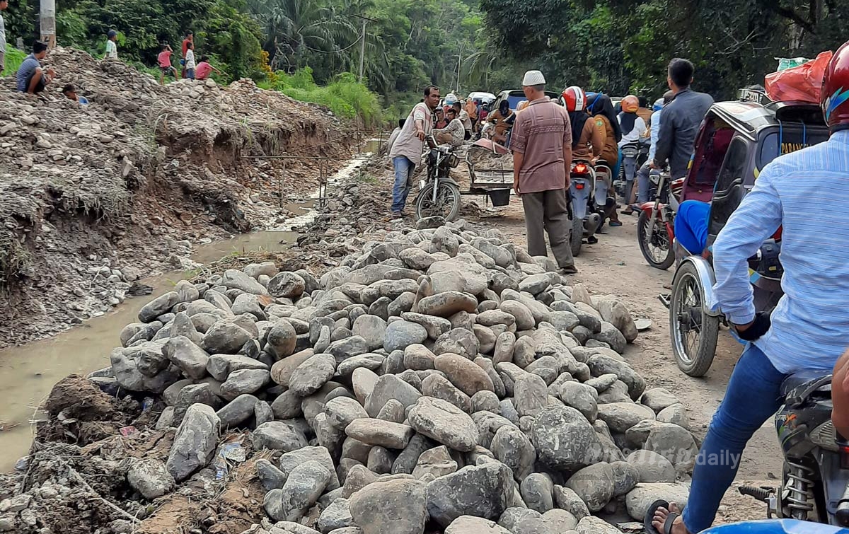 Galian Drainase di Jalan Provinsi Jadi Sumber Kemacetan