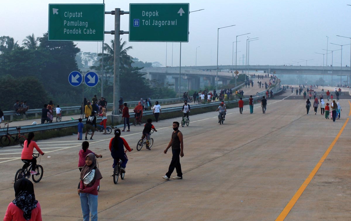 Foto: Berolahraga Pagi di Proyek Jalan Tol