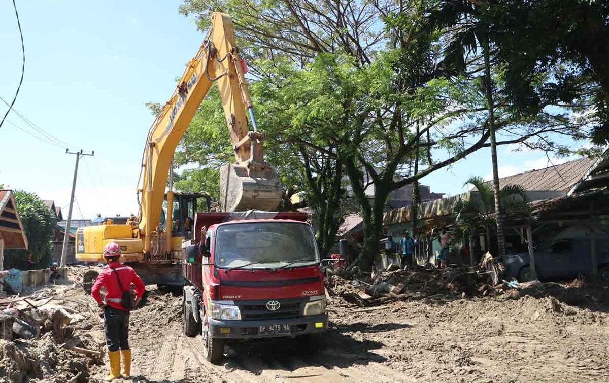 Pembersihan Jalan Dilakukan Pascabanjir Bandang Luwu Utara