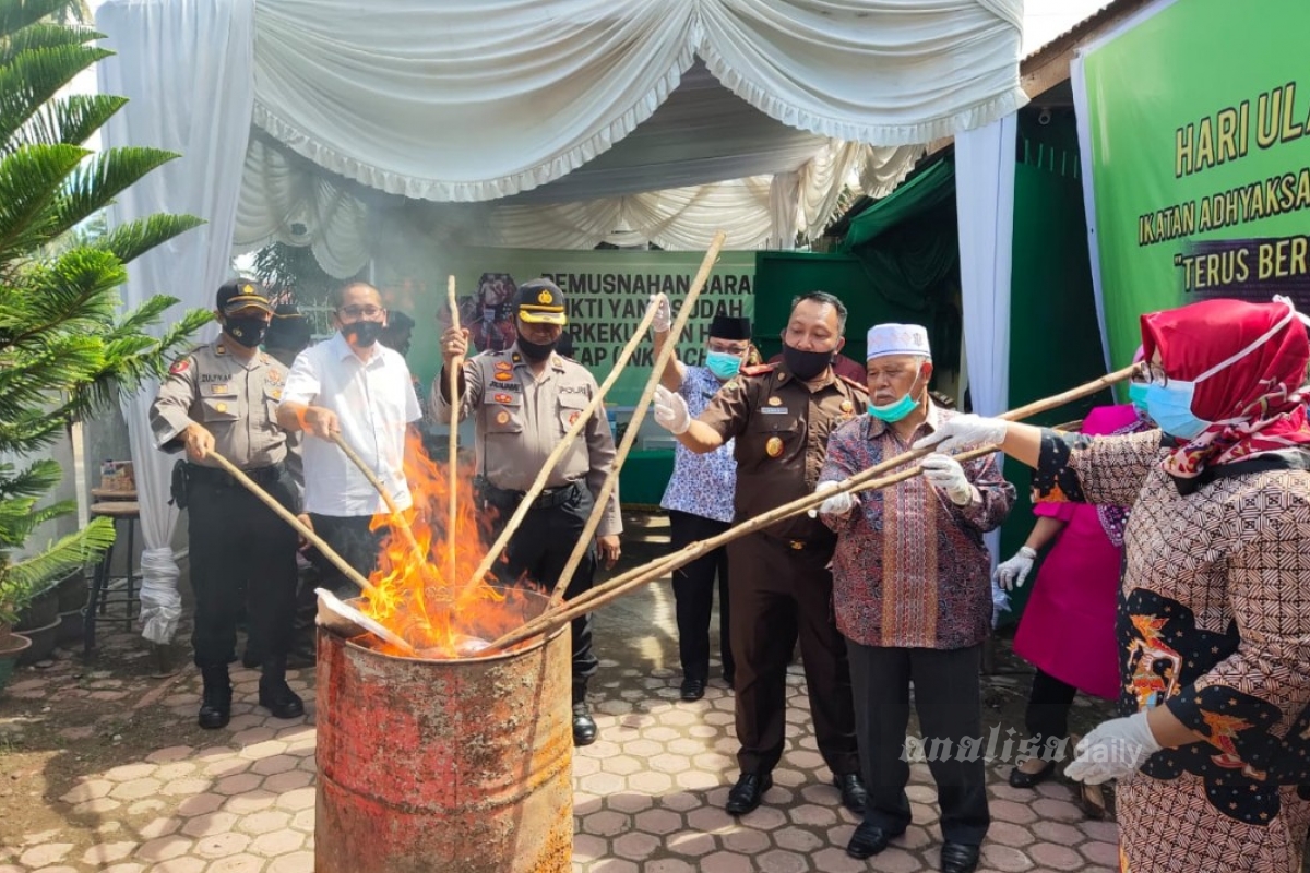 Peringati Hari Adhyaksa, Kejari Paluta Musnahkan Barang Bukti