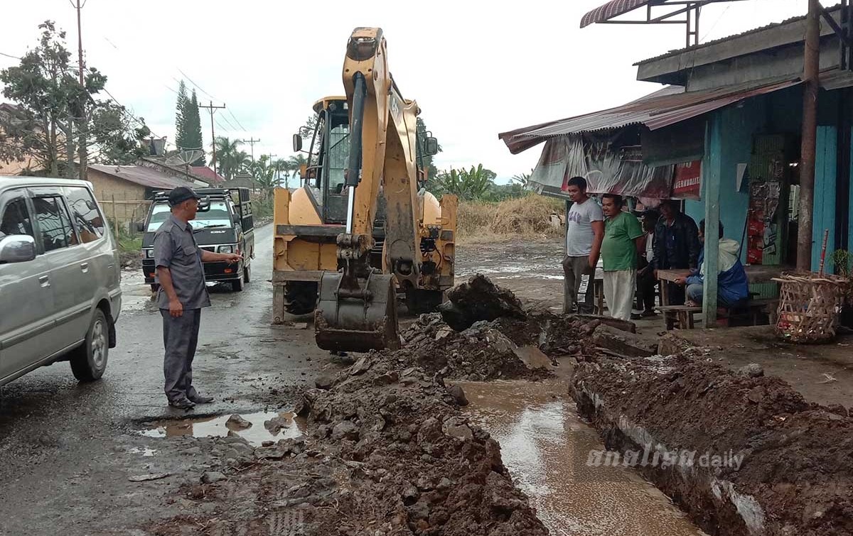 Antisipasi Genangan Air, Parit di Desa Surbakti Dikorek dan Dibersihkan