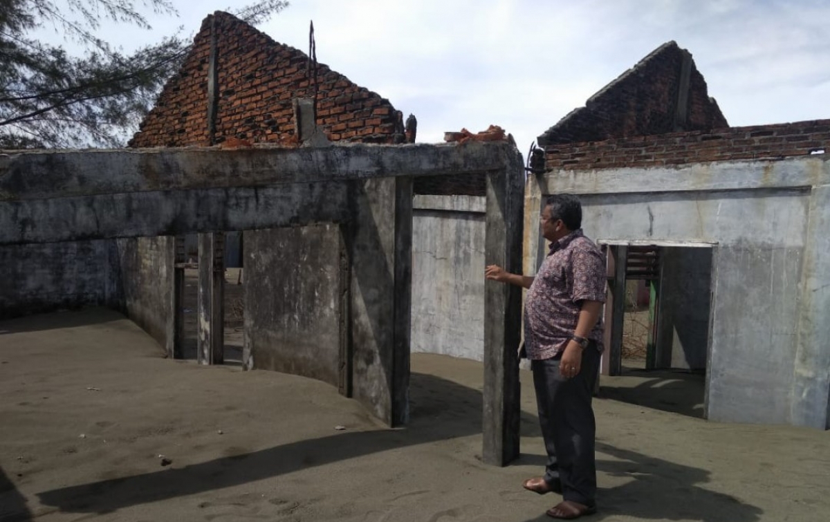 Rumah Tertimbun Pasir, Korban Banjir Rob Minta Direlokasi