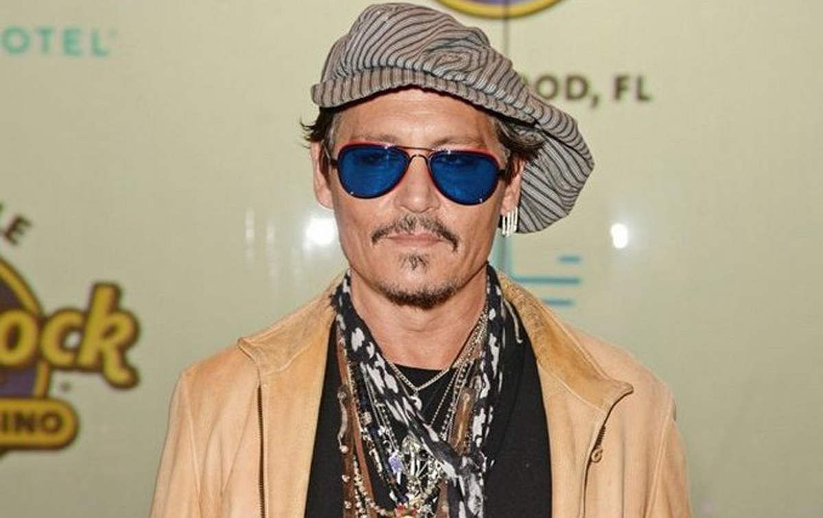 Johnny Depp Berikan Hadiah Kepada Penggemar