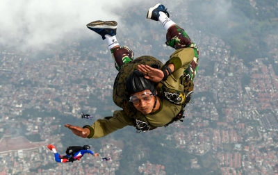 Foto: Terjun Free Fall Batalyon Intai Amfibi