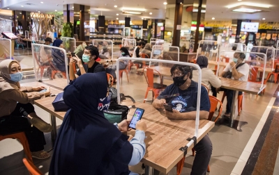 Foto: Penerapan Protokol Kesehatan di Food Court