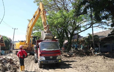 Pembersihan Jalan Dilakukan Pascabanjir Bandang Luwu Utara