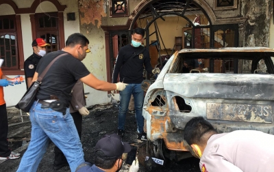 Tim Labfor Poldasu Olah TKP Pembakaran Rumah dan Mobil