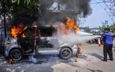 Foto: Kebakaran Mobil Akibat Korsleting
