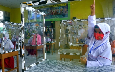Foto: Belajar Tatap Muka Gunakan Sekat