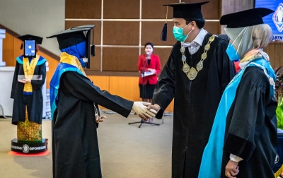 Foto: Wisuda Menggunakan Teknologi Robot