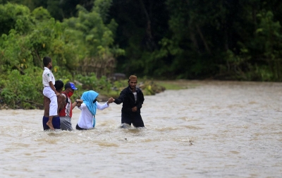Foto: Siswa dan Guru Menyeberangi Sungai