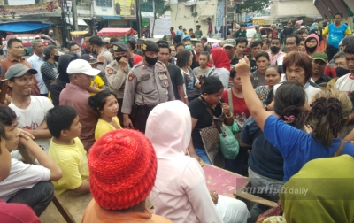 Dagangan Ditertibkan Satpol PP, PKL Pasar Sukaramai Blokir Jalan