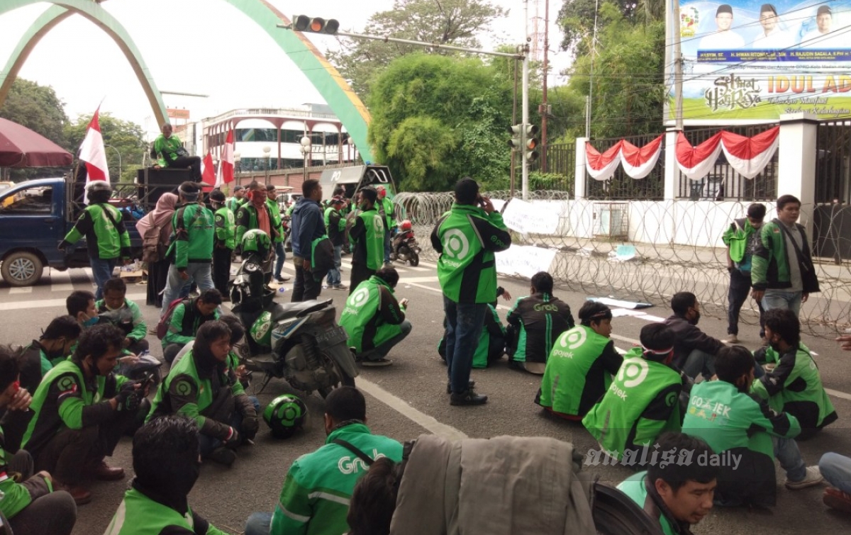 Ratusan Pengemudi Ojek Online Demo Kantor DPRD Medan