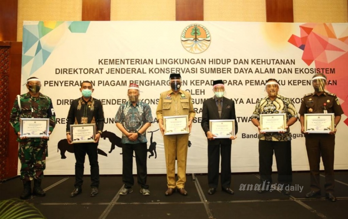 Peduli Konservasi Satwa Liar, Plt Gubernur Aceh Terima Penghargaan KLHK