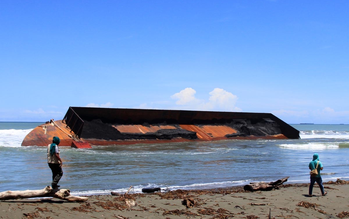 Foto: Kapal Tongkang Terdampar