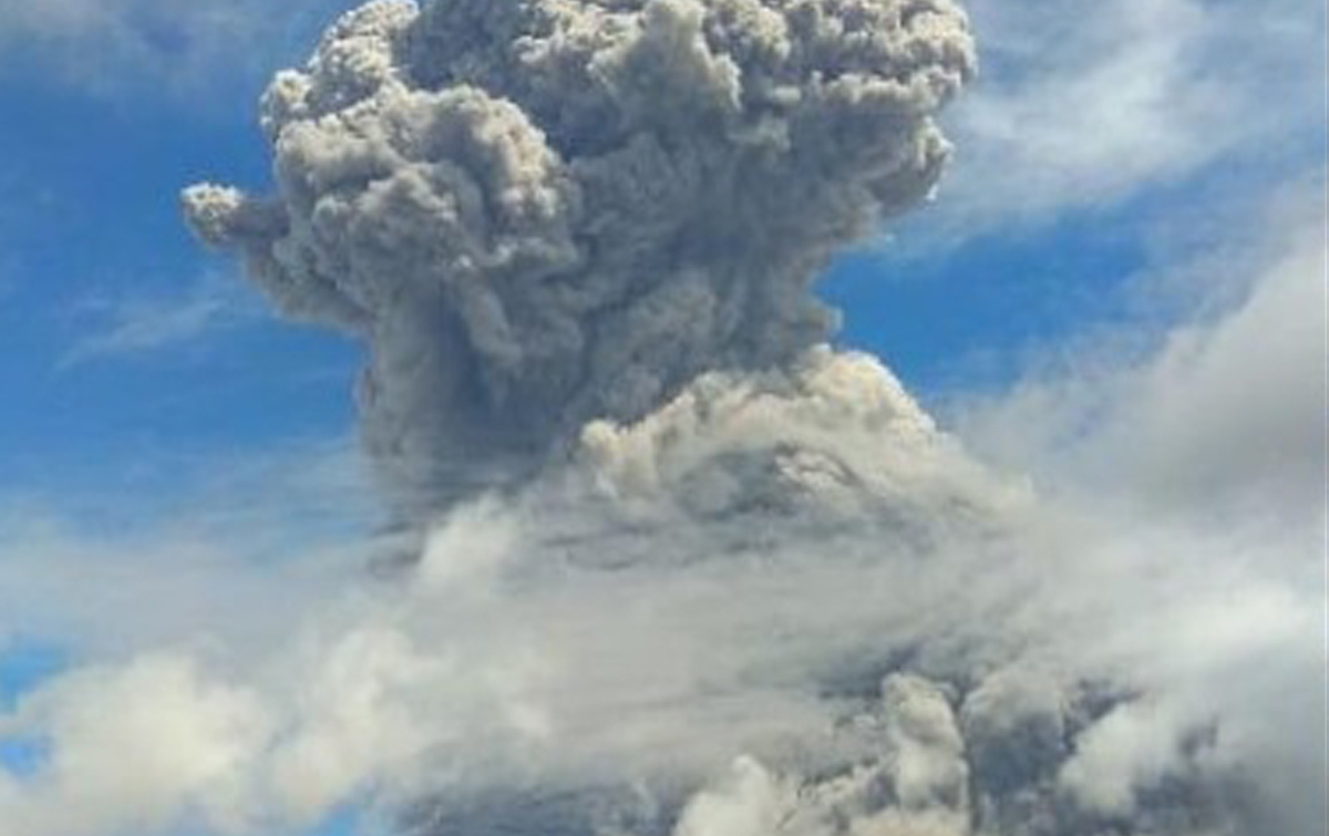Gunung Sinabung Kembali Semburkan Abu Vulkanik