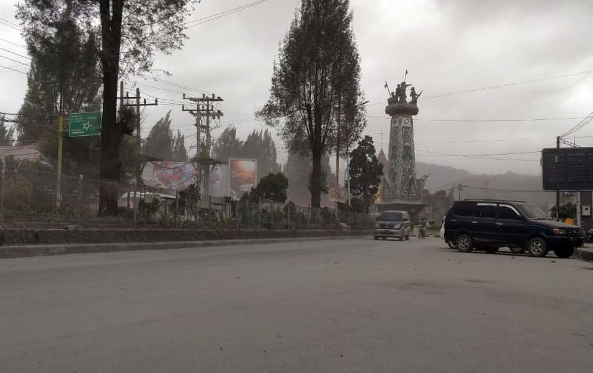 Erupsi Gunung Sinabung, Kota Berastagi Diguyur Abu Vulkanik