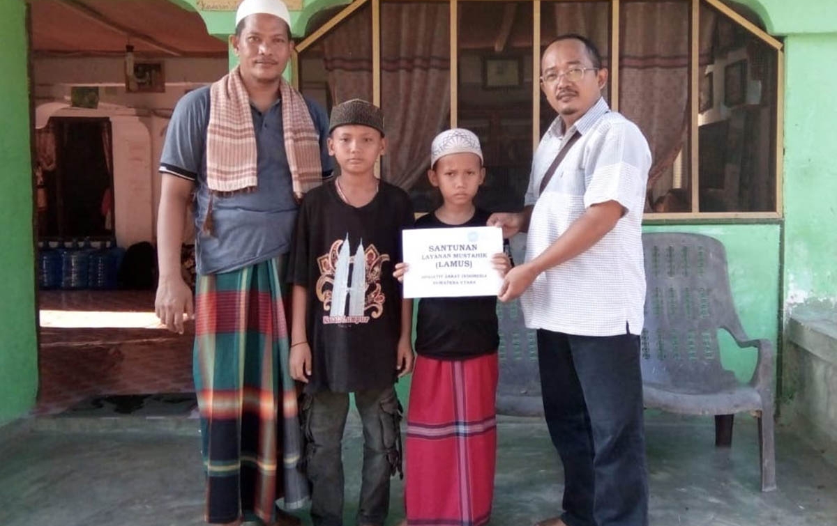 IZI Beri Bantuan untuk 2 Anak Mualaf di Pasantren Wali Songo