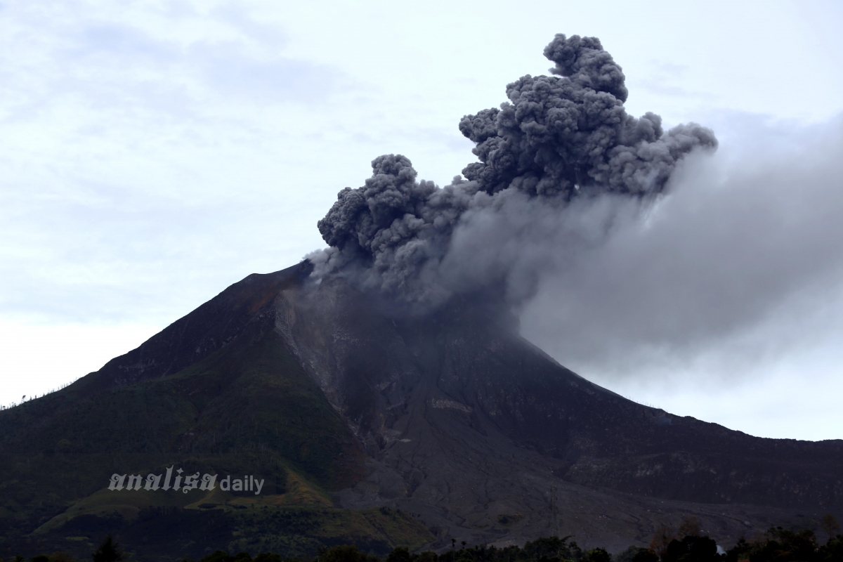 Foto: Aktifitas Gunung Sinabung Meningkat